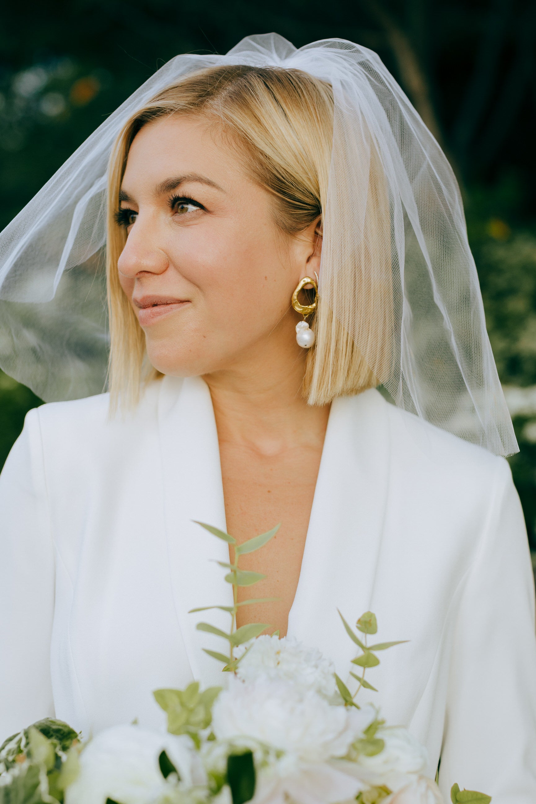 How to Wear a Wedding Veil with a Short Bob or Pixie Hairstyle – One  Blushing Bride Custom Wedding Veils