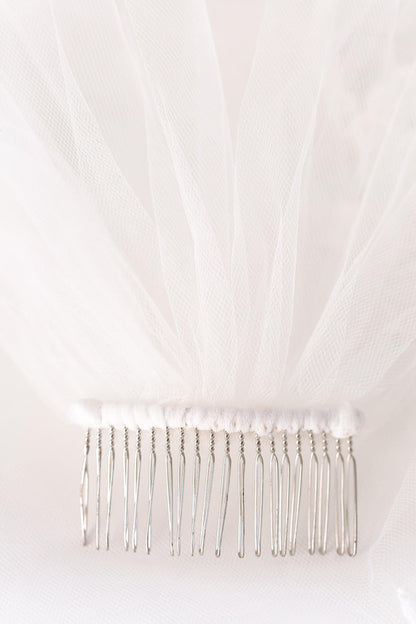 silver metal hair comb with fingertip veil attached