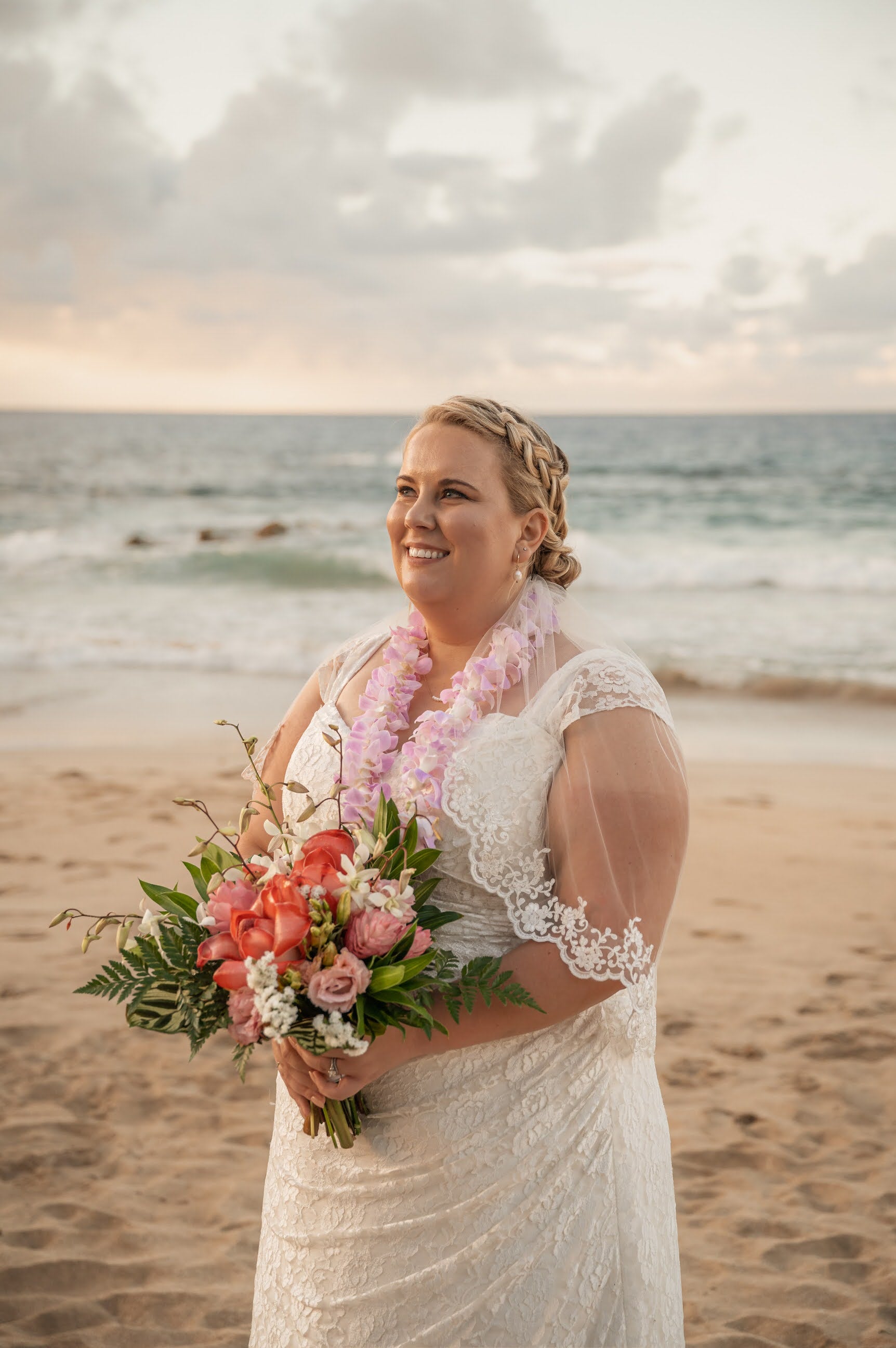 romantic Hawaii destination wedding with gorgeous plus size bride wearing waist length lace bridal veil
