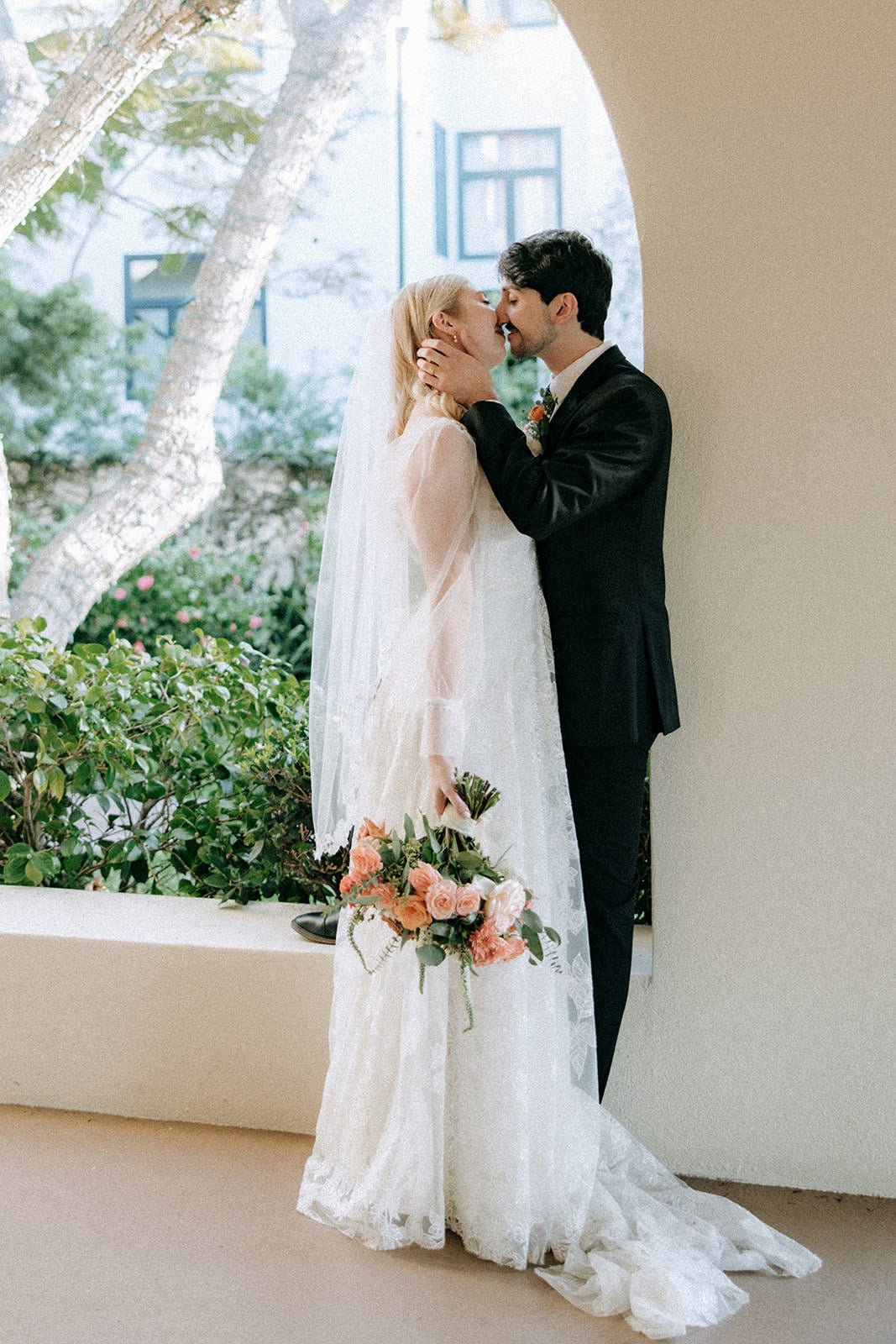 peach wedding bouquet and botanical inspired vine and leaf fingertip veil for La Jolla bride