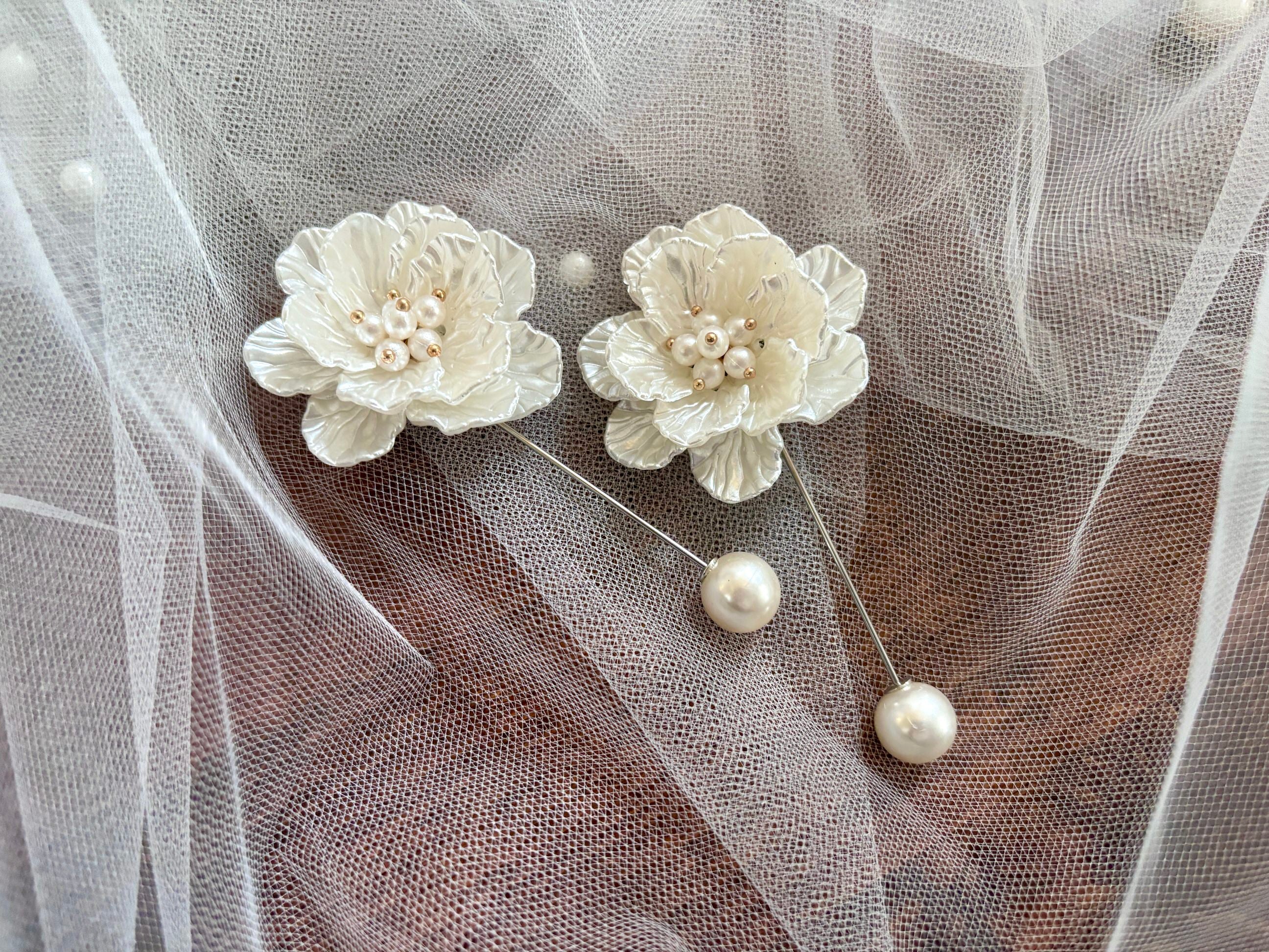 Load video: how to use pearl bustle pins for bridal veils