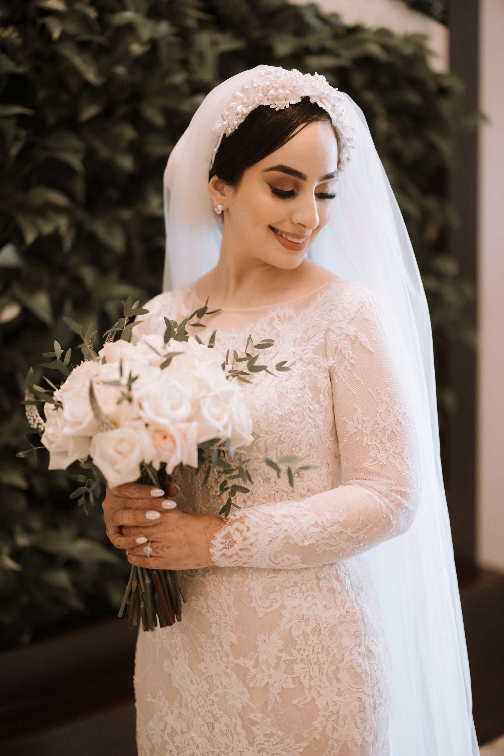 Chic and Modest: Pearl Headband Bridal Veils for Muslim Brides