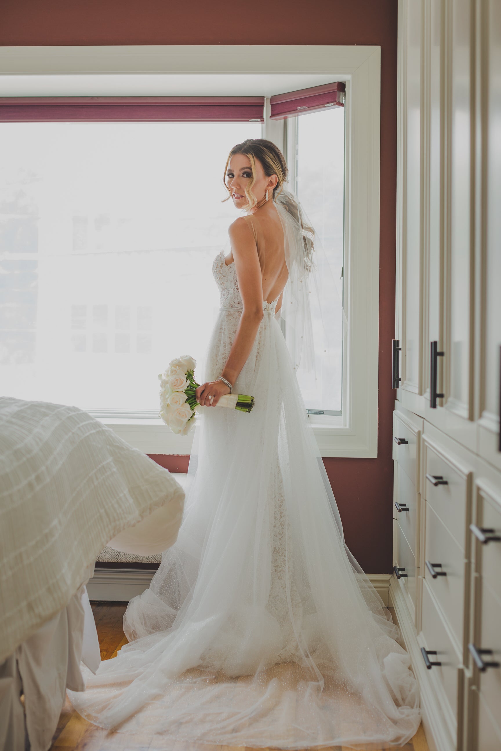 chic ponytail bridal veil with scattered pearls