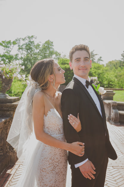 summer wedding with ponytail bridal updo and tulle hair bow with pearls