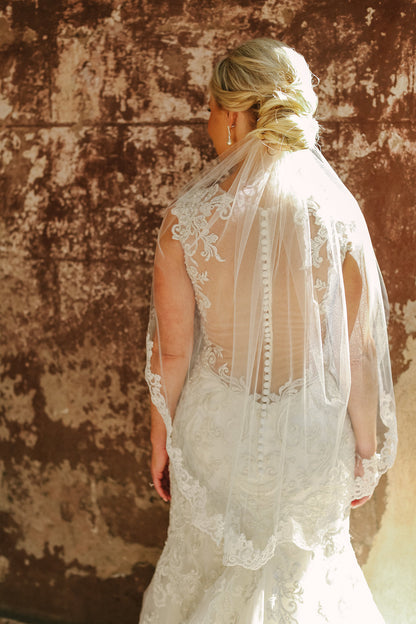 Short Wedding Veil with Lace in Ivory