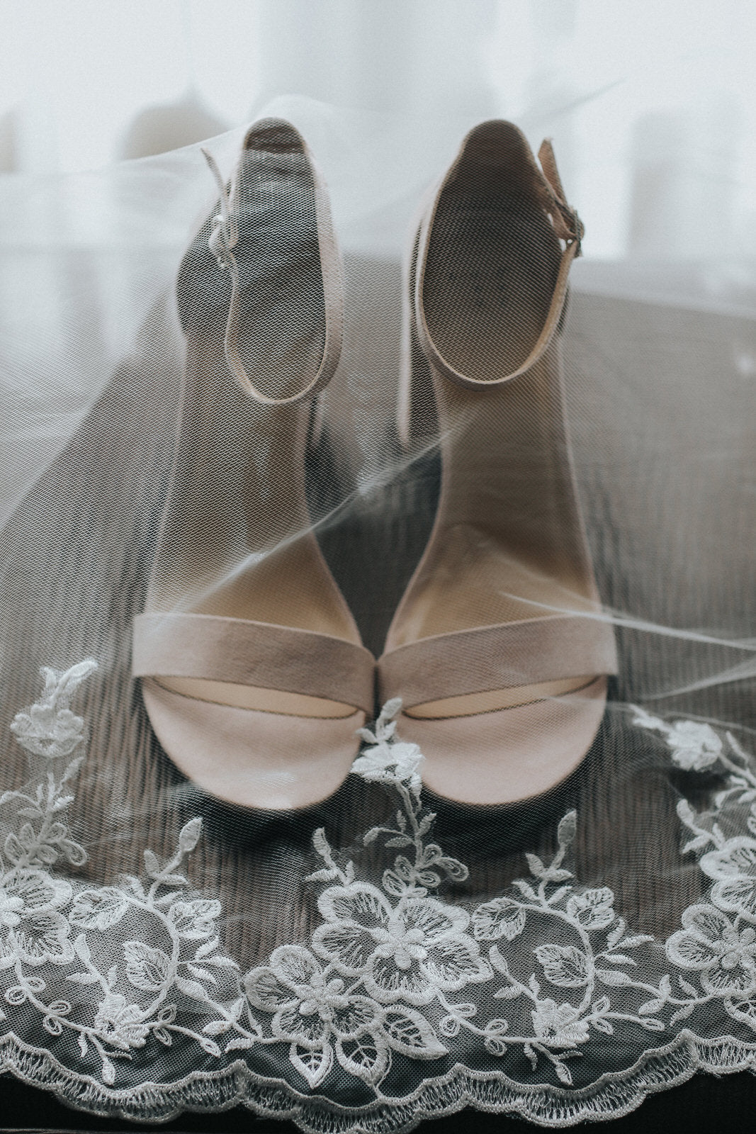 extra wide floral lace veil and champagne heels
